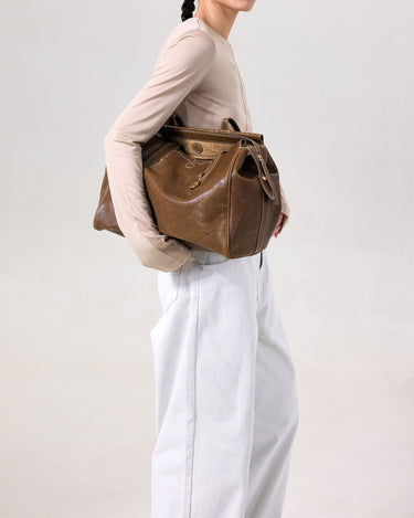 Medium Yore Duffle Bag in Sandal color, made from vegetable-tanned leather, ideal for travel and daily use.