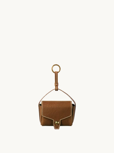 Sandal Mini Yore AirPods Case: vegetable-tanned leather with button closure and keyring.