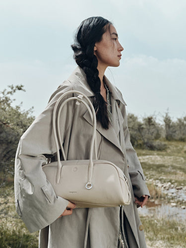 Yore Toast Bag in Cloud color, made of full-grain tumbled leather, with smooth edges and a textured finish.